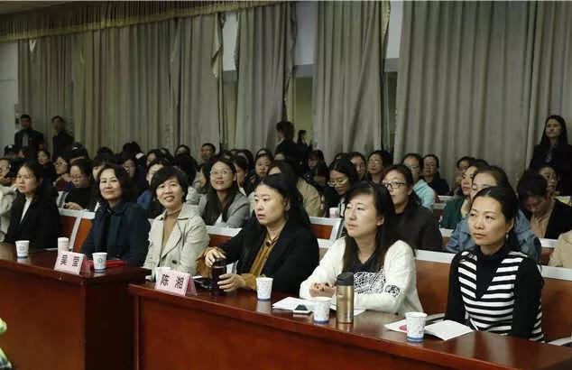 局陈湘副局长,星光教育集团校长乔文雯,泉山区英语教研员靳秀丽老师
