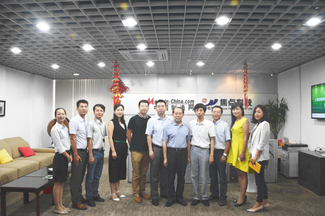 焦点教育-焦点智慧教室 张义科局长合影.jpg